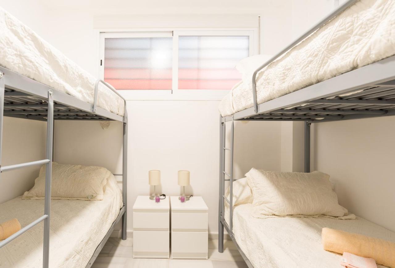 Ole Hostels Malaga Zambrano Extérieur photo