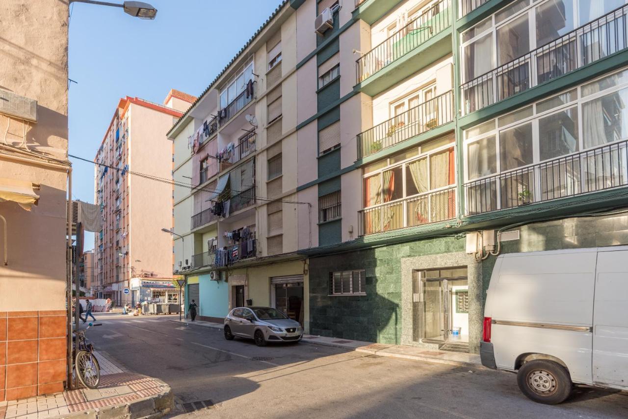 Ole Hostels Malaga Zambrano Extérieur photo