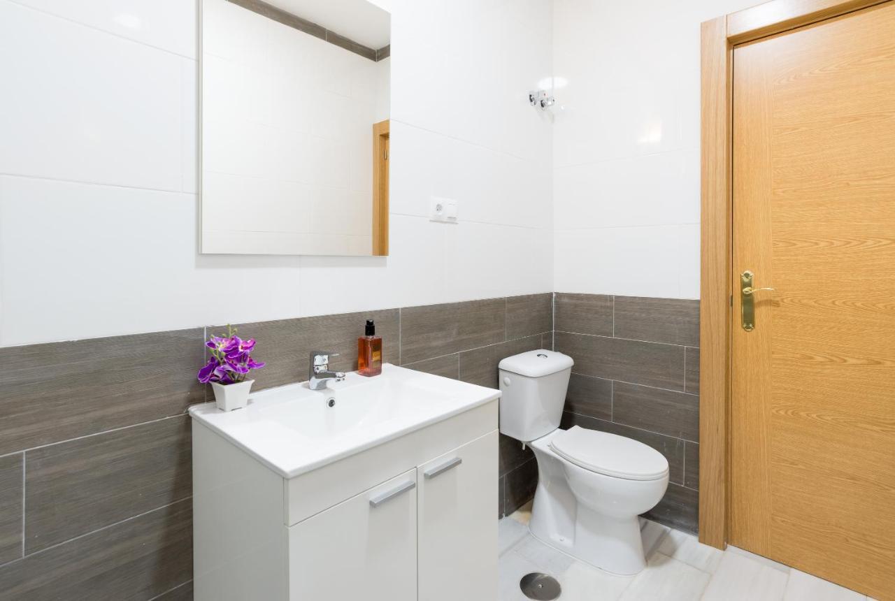 Ole Hostels Malaga Zambrano Extérieur photo