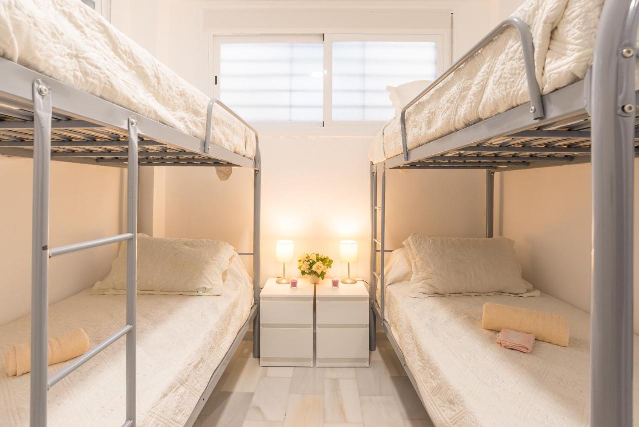Ole Hostels Malaga Zambrano Extérieur photo